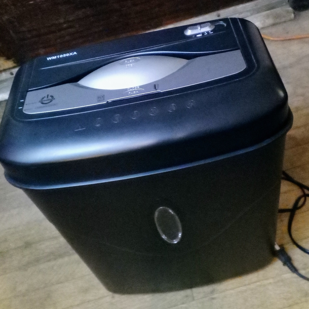 Aurora Crosscut Paper Shredder / Document Shredder - Barely used works great!